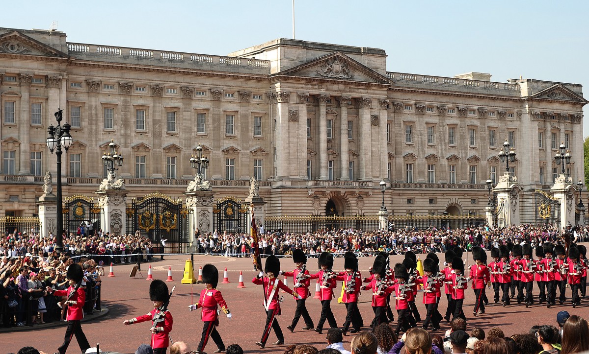 new guard’s arrival at buckingham palace